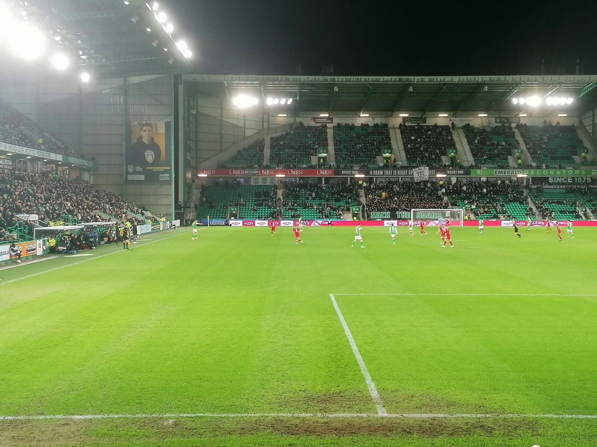 ColGDons's tweet image. Well that was quite the Tuesday night in Edinburgh for Hibs v Aberdeen.

Crazy end to the match. Utterly brilliant goal from Sokler in 95mins and celebrations down beside us.

Dons then collapse up other 3nd of park in 96mins!