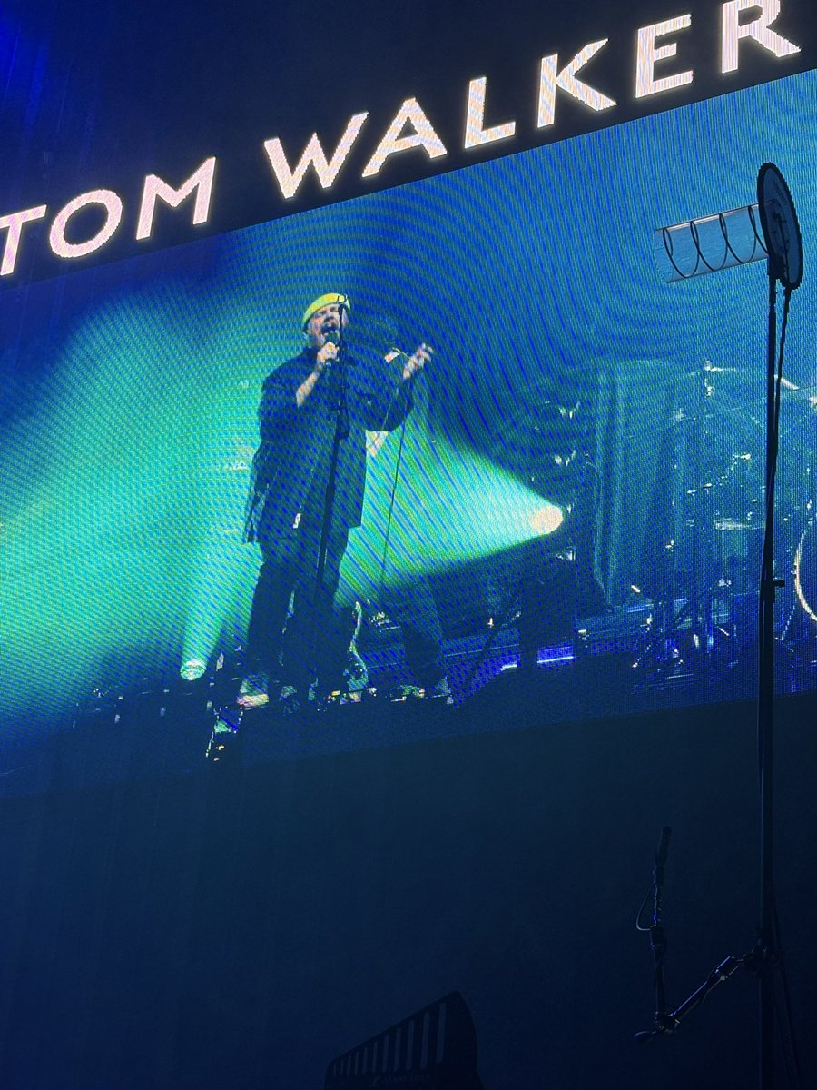 N_febfWESTLIFEx's tweet photo. Barrier for Glasgow! Proud to be Glasgow; proud of you! 🍀 https://t.co/2Hwfx0v0nv