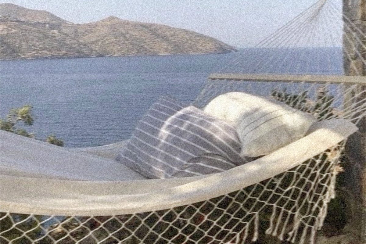 cassazriel's tweet photo. 𝙎𝙪𝙢𝙢𝙚𝙧 𝙉𝙞𝙜𝙝𝙩𝙨 ☀️ au¡nessian

Nestha encontra a oportunidade perfeita de escapar de um casamento falido poucos dias antes de subir ao altar, mas não contava que uma viagem com as melhores amigas trouxesse sentimentos que ficaram no passado. https://t.co/9ucl3VmclM