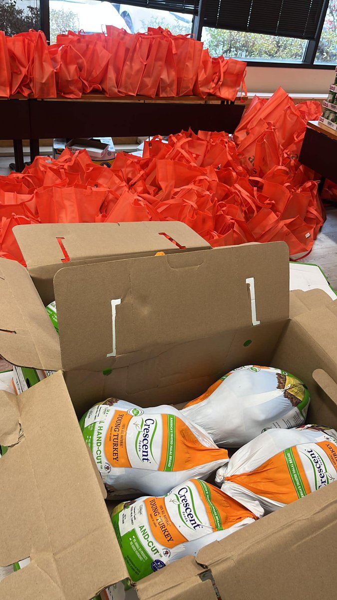 "🍁 This Thanksgiving, we’re giving back! 🦃 Thank you Zakat Chicago for supporting our Turkey Give Away to our AAFS families in need. . 💛�

"🍁 في عيد الشكر هذا، نحن نرد الجميل! 🦃 شكرا زكاة فاونديشن لدعمكم لتوزيع الديك رومي على العائلات AAFS المحتاجة. 💛�