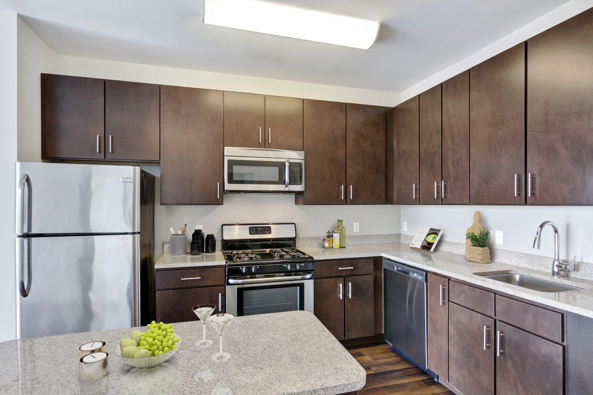 KeyAtYaleTowne's tweet photo. To say our apartment kitchens are sleek would be an understatement! Explore our website to view our stunning kitchens with wood laminate flooring, granite countertops, and stainless steel appliances. https://t.co/WaO8HnzHGz https://t.co/9aQWVm6T1w