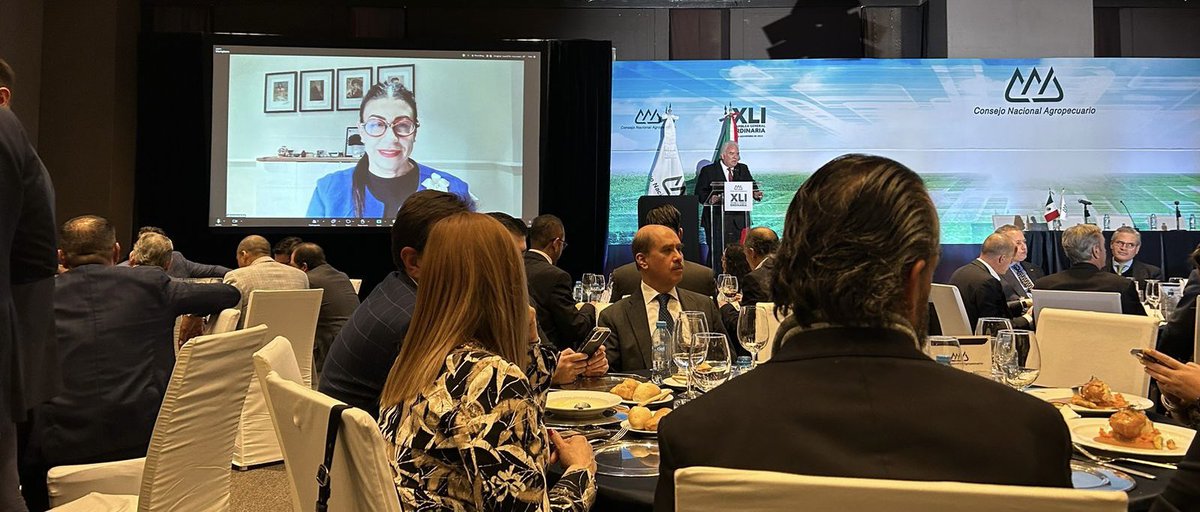 VRubioMarquez's tweet photo. Muchas gracias al @CNAgropecuario @CortinaGallardo por invitarme como oradora en su Asamblea Anual. Fue un gusto compartir reflexiones sobre finanzas públicas, comercio internacional y relaciones México-Estados Unidos. ¡Enhorabuena Jorge Esteve y éxito en lo que viene! 🌱🍅🫘🐟🐓🌳🌴🍎🍓🥑🥬🌮🥫☕️🍺🧃