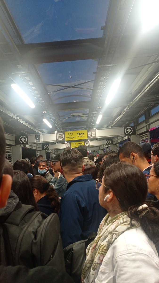 LuztangoLuz's tweet photo. Estación Polo, el paso está lento en la calle 80 y no pasan los  buses de ruta fácil 4 y 7 la estación imposible, cuando será que #Transmilenio funciona sin contratiempos. https://t.co/MT4PSaGhsE