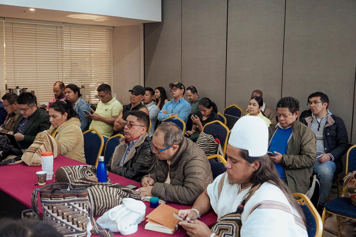 MPCindigena's tweet photo. 📣#InformativoMPC| Espacio autónomo de la sesión N°10, 2024 de la Mesa Permanente de Concertación con los Pueblos y Organizaciones Indígenas.
🔆| Desde las horas de la tarde del día de hoy se dio inicio al espacio de evaluación y seguimiento de los acuerdos de la Consulta Previa, Libre e Informada de la Nueva Ley Minera, se espera que hoy las Autoridades, Delegados (a) y Mayores (a) definan las directrices y orientaciones políticas frente al articulado de Minas.
💡| Es de resaltar que uno de los puntos a destacar para los Pueblos Indígenas es el reconocimiento de la importancia ambiental de los Territorios originarios y por ende la necesidad de reconocerlos desde la planeación socioambiental.
🌿| La prioridad del Movimiento Indígena es y seguirá siendo la protección de los Territorios.