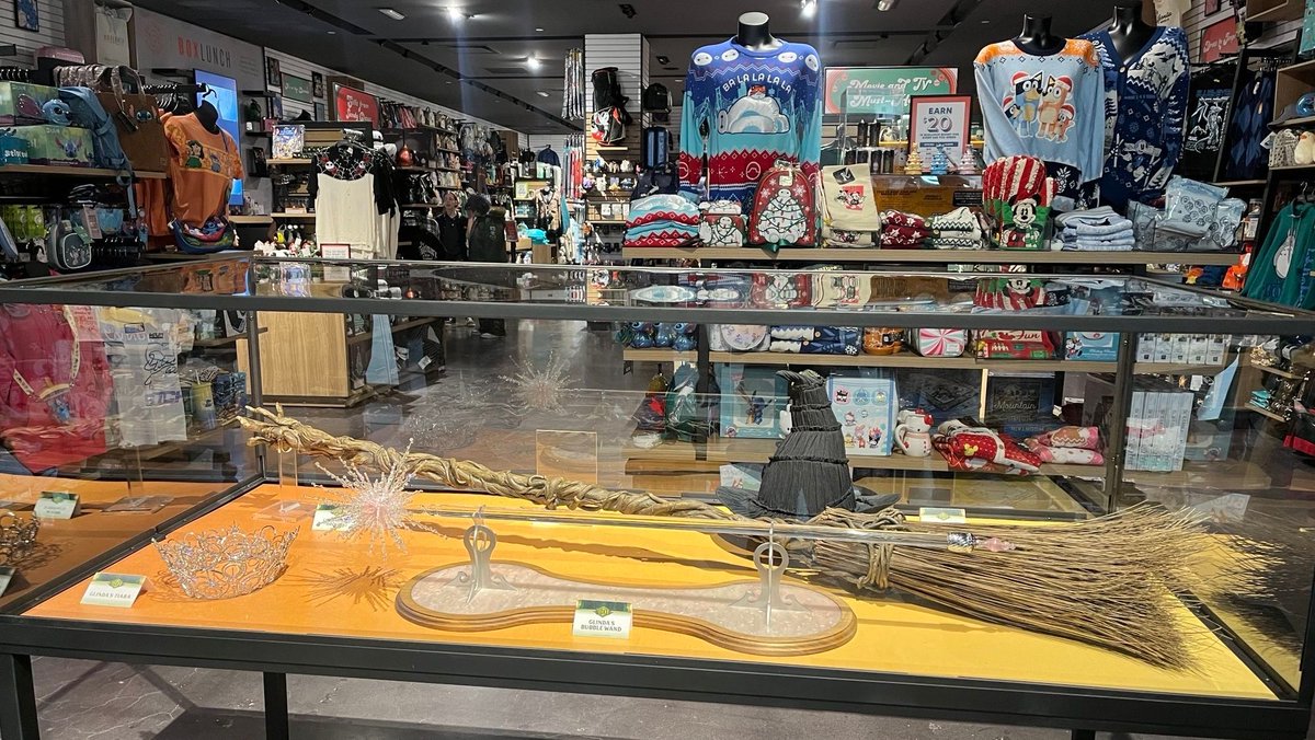 UniStudiosLot's tweet photo. The "Wicked" exhibits continue! LA fans can see some #props from the film at the @BoxLunchGifts store at the Sherman Oaks Fashion Square through this Sunday, Dec. 1st!
#NBCUarchives #MovieProps #WickedMovie #moviememorabilia #LA https://t.co/1UplWaImv0
