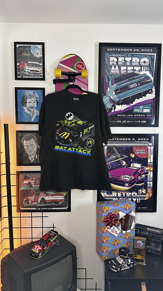 HarrisLue's tweet photo. The locker has opened… #LUEsLocker #NASCARVintage
https://t.co/BWKfB6ikAE https://t.co/Fcak94VKgu