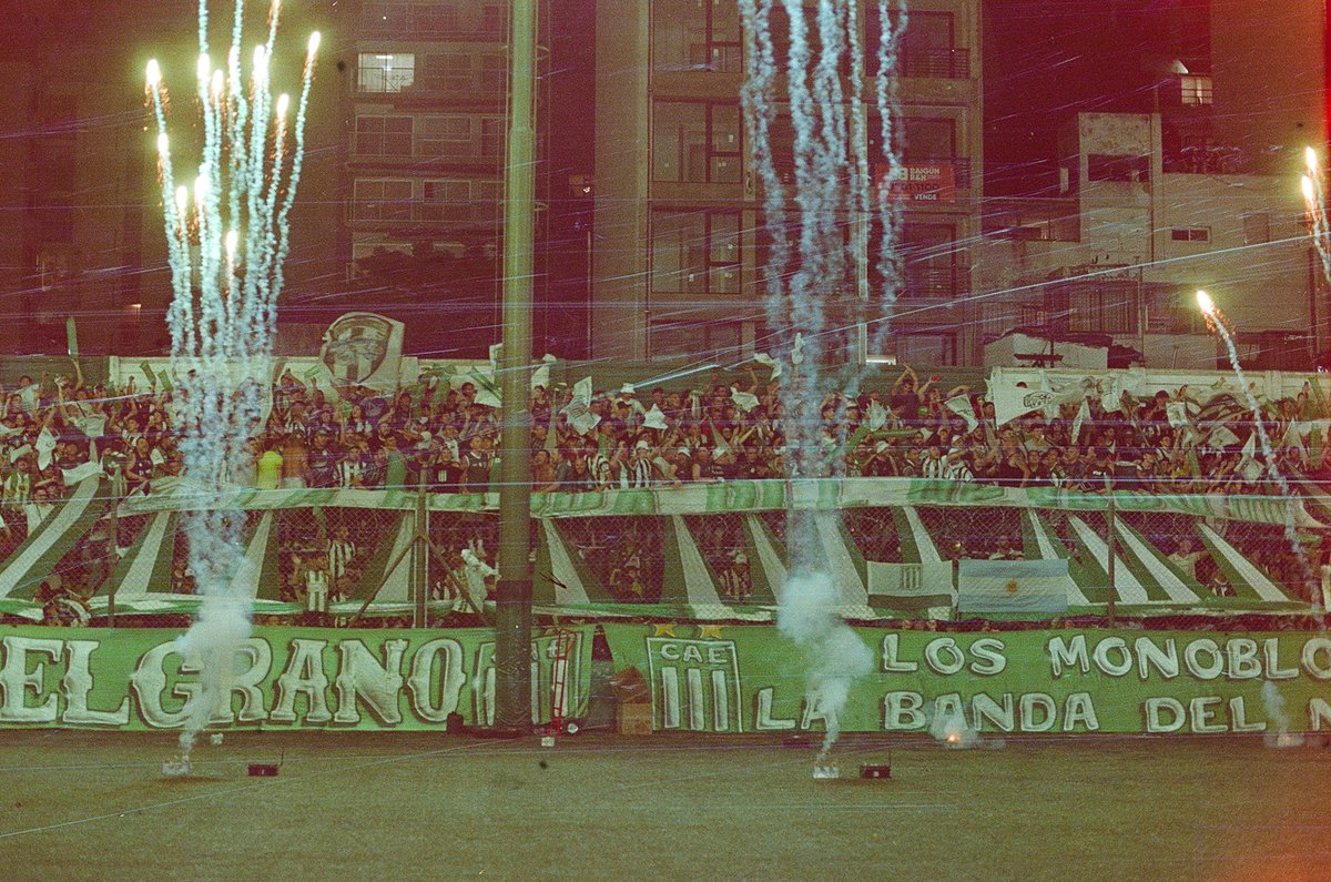 gordopisto's tweet photo. retratando la historia. semifinal de reducido de b metro en 35mm @ExcursioOficial https://t.co/O2Q0htCOr3