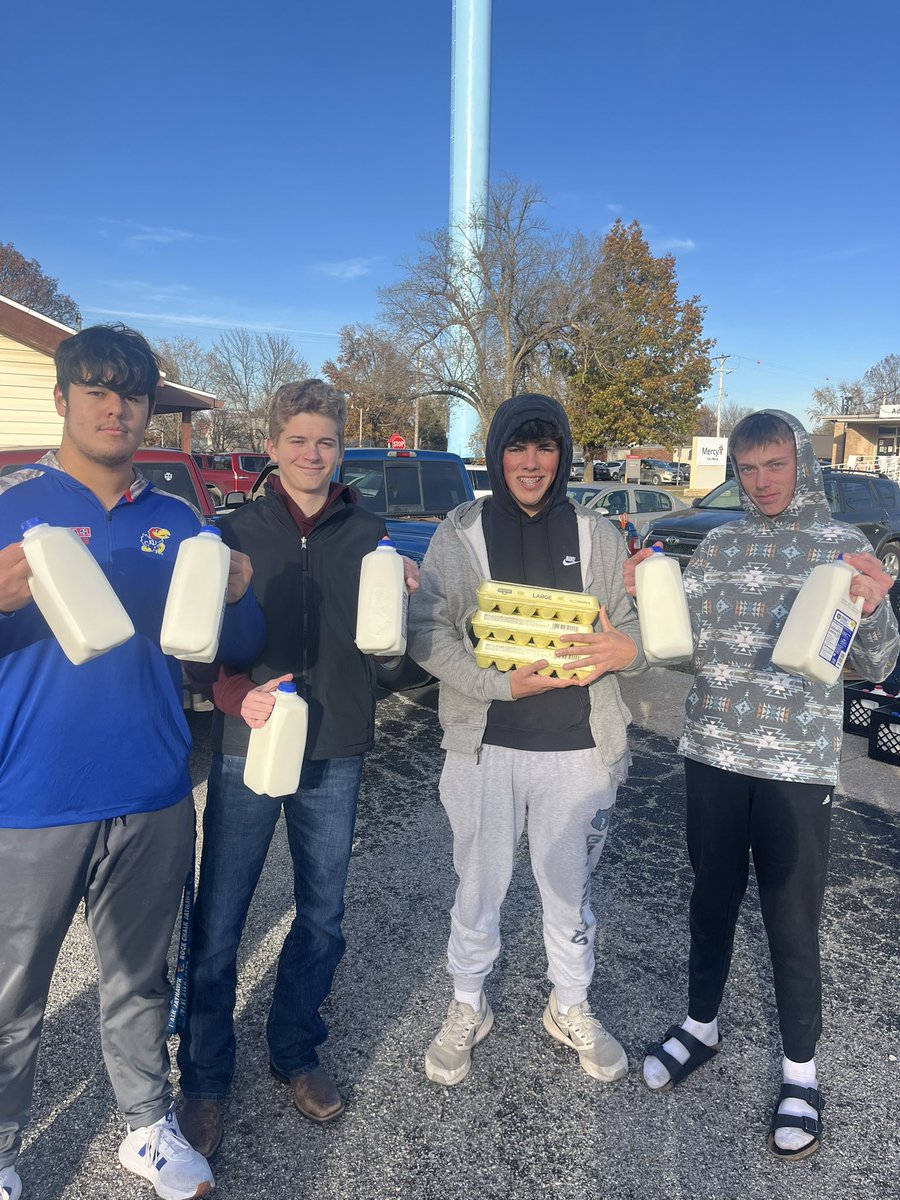 CBUS_Basketbal1's tweet photo. The Titan Basketball Team took a break from practice today to help distribute Thanksgiving baskets to the community. Happy Thanksgiving everyone! https://t.co/ocTuTWmvfy
