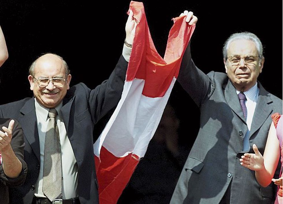 Tras 1º sesión del Consejo de Ministro se comunica la decisión de retorno a la CIDH y del relevo de 13 altos mandos de las FFAA.

El presidente Paniagua y su gabinete iniciaba el camino de restitución del Estado de Derecho y la democracia y de lucha frontal contra la corrupción.