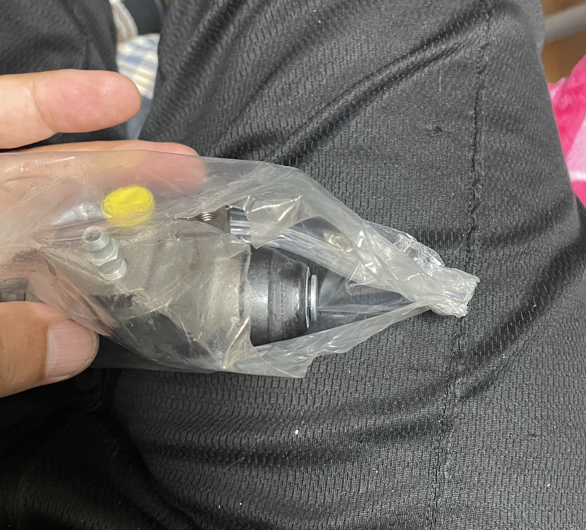 pipn1919's tweet photo. ホイールシリンダー届いたんだけど、明らかに袋が切ってある…
開封品として訳あり販売してるんだったらわかるけどダメだよ。
ってことで交換依頼中。ショップには誠意のある対応を期待したいです。 https://t.co/Ytk90TrXcm