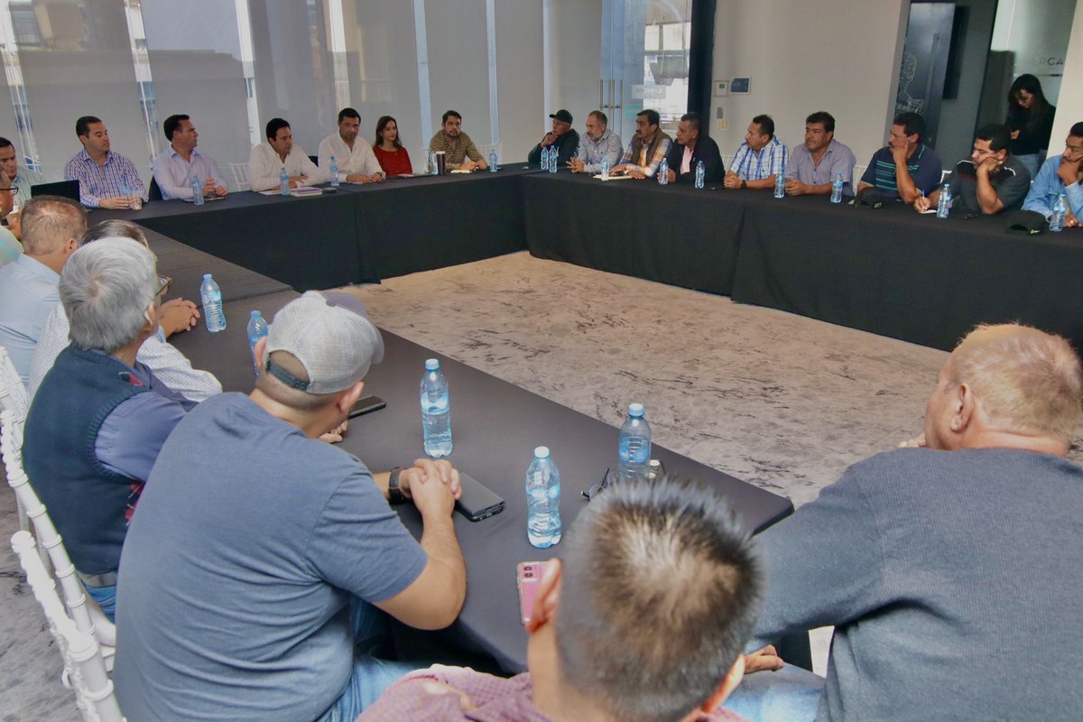 ¡El transporte público de #Saltillo será una mejor opción de movilidad! 🚍

Vamos a chambear en equipo con los concesionarios, le vamos a entrar con todo para mejorar la movilidad y ofrecer a los saltillenses un servicio de transporte público eficiente. 💪

#JavierDíazAlcalde