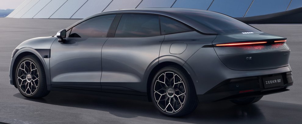 UltimativCars's tweet photo. I must admit: I didn't expect to find a serial EV, able to hit the 750 kms (466 mls) - or even more.
But, oviously the #Zeekr 007|#Zeekr007 does so;
being actually only available in #China, this 5d-sedan w/ 100 kWh-battery & an output of 646 hp can reach 770 kms (478 mls). https://t.co/21gN08fB9Y