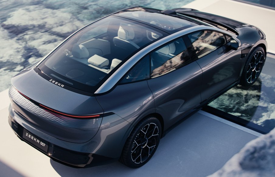 UltimativCars's tweet photo. I must admit: I didn't expect to find a serial EV, able to hit the 750 kms (466 mls) - or even more.
But, oviously the #Zeekr 007|#Zeekr007 does so;
being actually only available in #China, this 5d-sedan w/ 100 kWh-battery & an output of 646 hp can reach 770 kms (478 mls). https://t.co/21gN08fB9Y