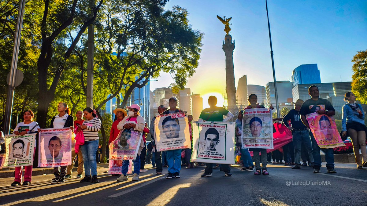 Izquierda Diario MX (@laizqdiariomx) on Twitter photo Inicia la 122 Acción Global por #Ayotzinapa.
A una década y dos meses aún no sabemos la verdad de lo que ocurrió el 26 de septiembre de 2014 y sigue sin haber justicia en el marco de la protección a los altos mandos militares responsables de estos hechos
📷 <a href="/norberto_ss666/">Norberto Soto #YoConAyotzinapa</a> Inicia la 122 Acción Global por #Ayotzinapa.
A una década y dos meses aún no sabemos la verdad de lo que ocurrió el 26 de septiembre de 2014 y sigue sin haber justicia en el marco de la protección a los altos mandos militares responsables de estos hechos
📷 <a href="/norberto_ss666/">Norberto Soto #YoConAyotzinapa</a>