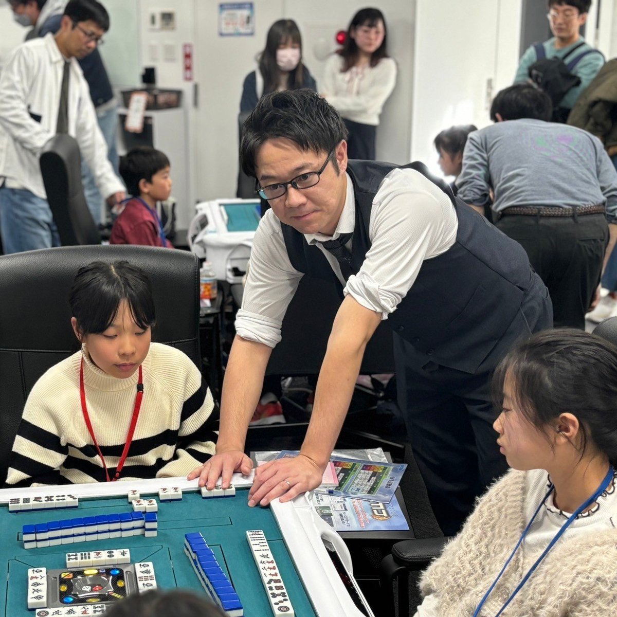 HQMJ2020's tweet photo. 1/3（金・祝）のHQこども麻雀教室募集ですが

応募締め切りが
今月末【11/30（土）23:59まで】となっております！

小学生の部、中高生の部と分かれており
レベルに合わせたレッスンと実践ができます🀄️

ご希望の方はぜひ下記フォームからお申し込みください✨
https://t.co/avtYyFNziy https://t.co/LbfNkzHzZN