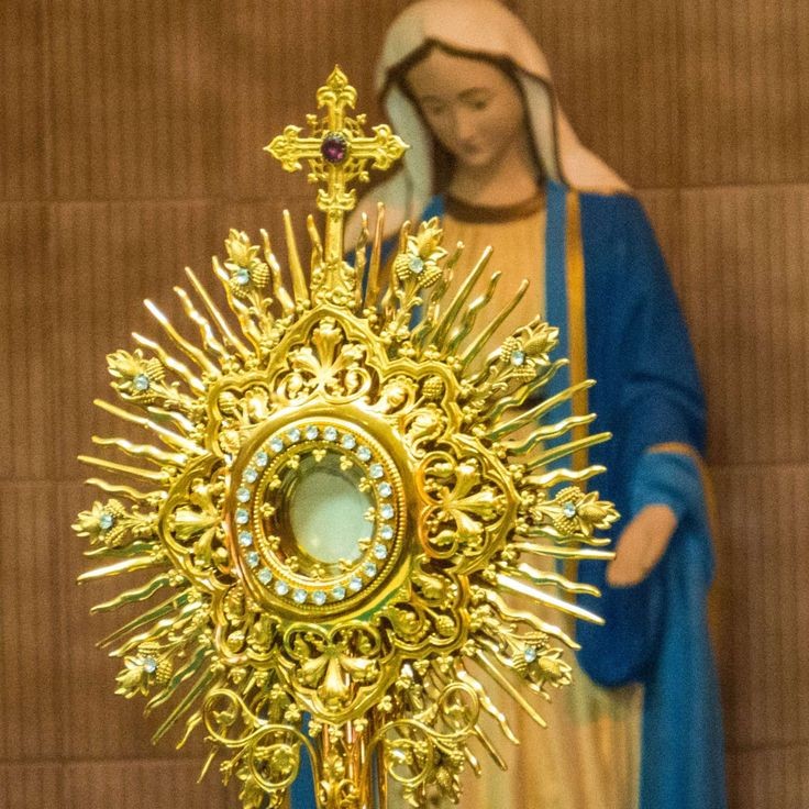 Bajo tu amparo nos acogemos, santa Madre de Dios;
no deseches las súplicas que te dirigimos en nuestras necesidades,
antes bien, líbranos de todo peligro,
¡oh siempre Virgen, gloriosa y bendita!