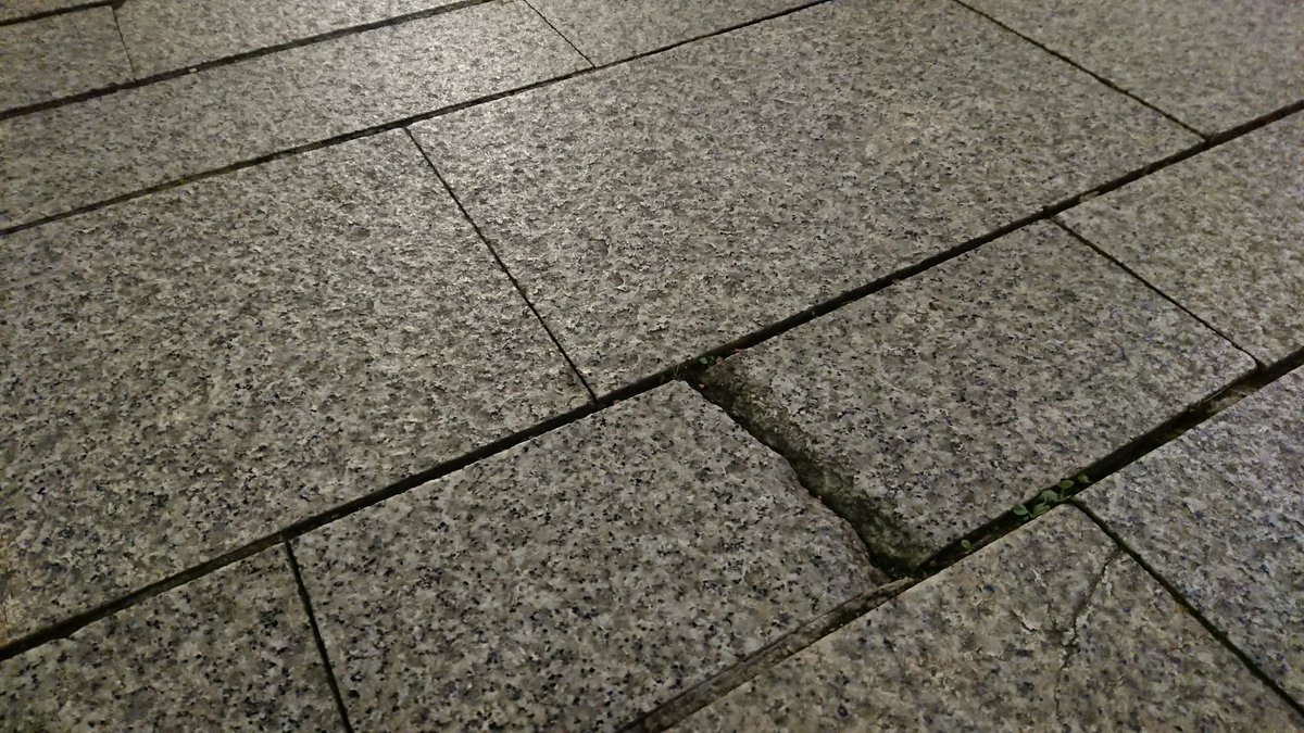 Fran242's tweet photo. Lo barato sale caro. Y más caro que saldrá cuando un anciano u otra persona se rompa la crisma y ponga una demanda. Peligroso, feo e incómodo. Lo absurdo de copiar el urbanismo estilo Marbella. 
@aytocalahorra 
@ppcalahorra 
@PSOECalahorra 
#urbanismoMal
#dejadez
#estafa https://t.co/zMd1i5dgPg