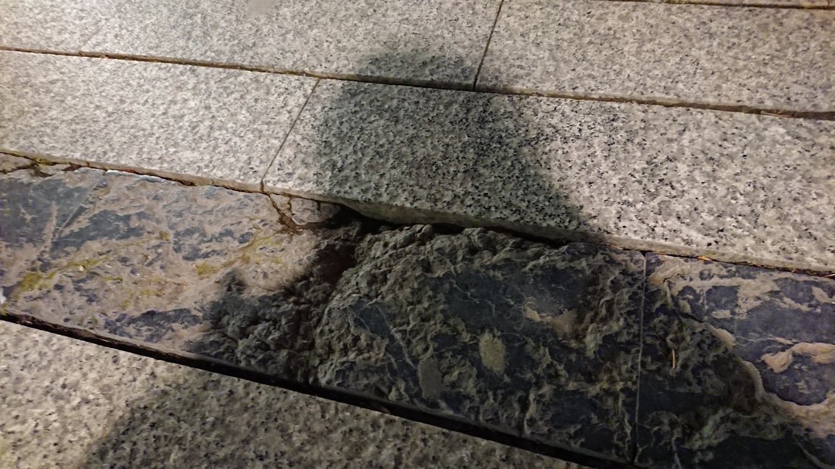 Fran242's tweet photo. Lo barato sale caro. Y más caro que saldrá cuando un anciano u otra persona se rompa la crisma y ponga una demanda. Peligroso, feo e incómodo. Lo absurdo de copiar el urbanismo estilo Marbella. 
@aytocalahorra 
@ppcalahorra 
@PSOECalahorra 
#urbanismoMal
#dejadez
#estafa https://t.co/zMd1i5dgPg