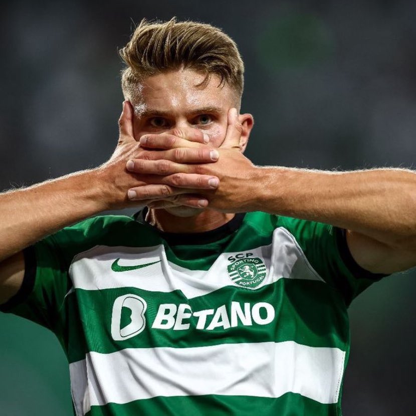 FabrizioRomano's tweet photo. 🎭 Viktor Gyökeres: “Gabriel’s celebration? He’s welcome to steal it if he can’t create his own celebration!”.

“I didn’t know he did that, but it’s fun he likes my celebration”, told @ViaplayFotboll. https://t.co/yxPdoJn84n