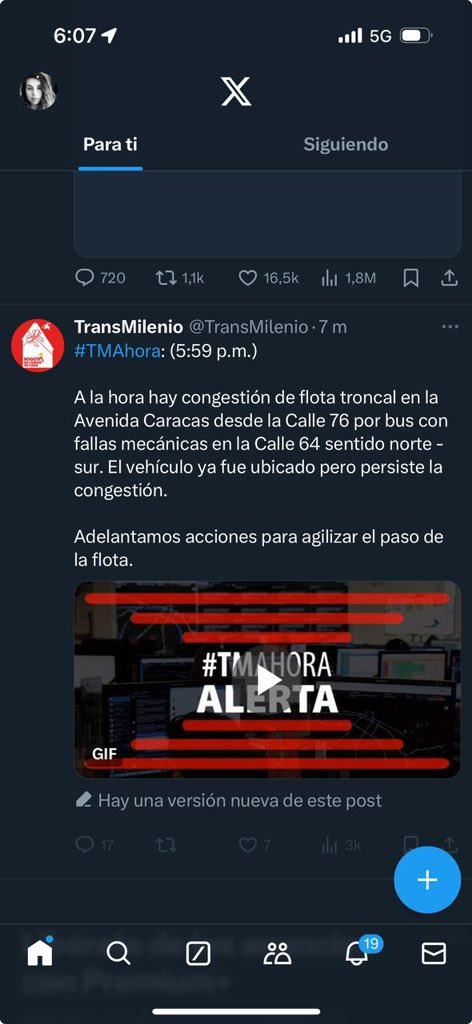 DanielaChavesT's tweet photo. @TransMilenio Incompetentes y mentirosos. Engañan a los usuarios, primero publican que es debido a fallas mecánicas en un bus, luego editan la información. Sean serios e informen con la verdad a la gente para saber qué sucede realmente. 😡😡😡 https://t.co/yVWfpgHg5I
