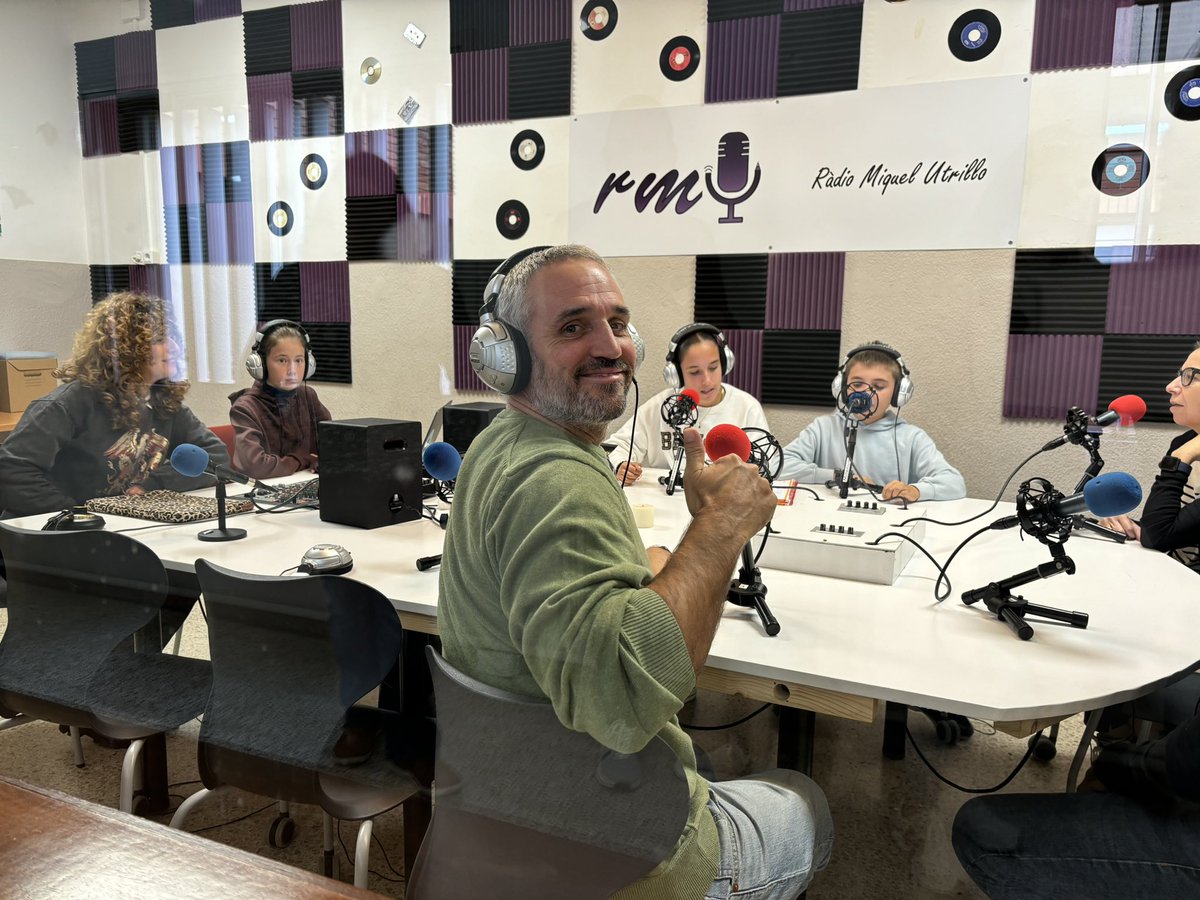 MiquelUtrillo's tweet image. Aquest dilluns, diferents cenres del #ProgramaFAIG  del @cesirecat de les zones de Tarragona i el Penedès han visitat la nostra escola. Han conegut el nostre projecte educatiu i han visitat el FAIGlab. Una visita que esperem que els hagi servit per extreure’n idees positives.