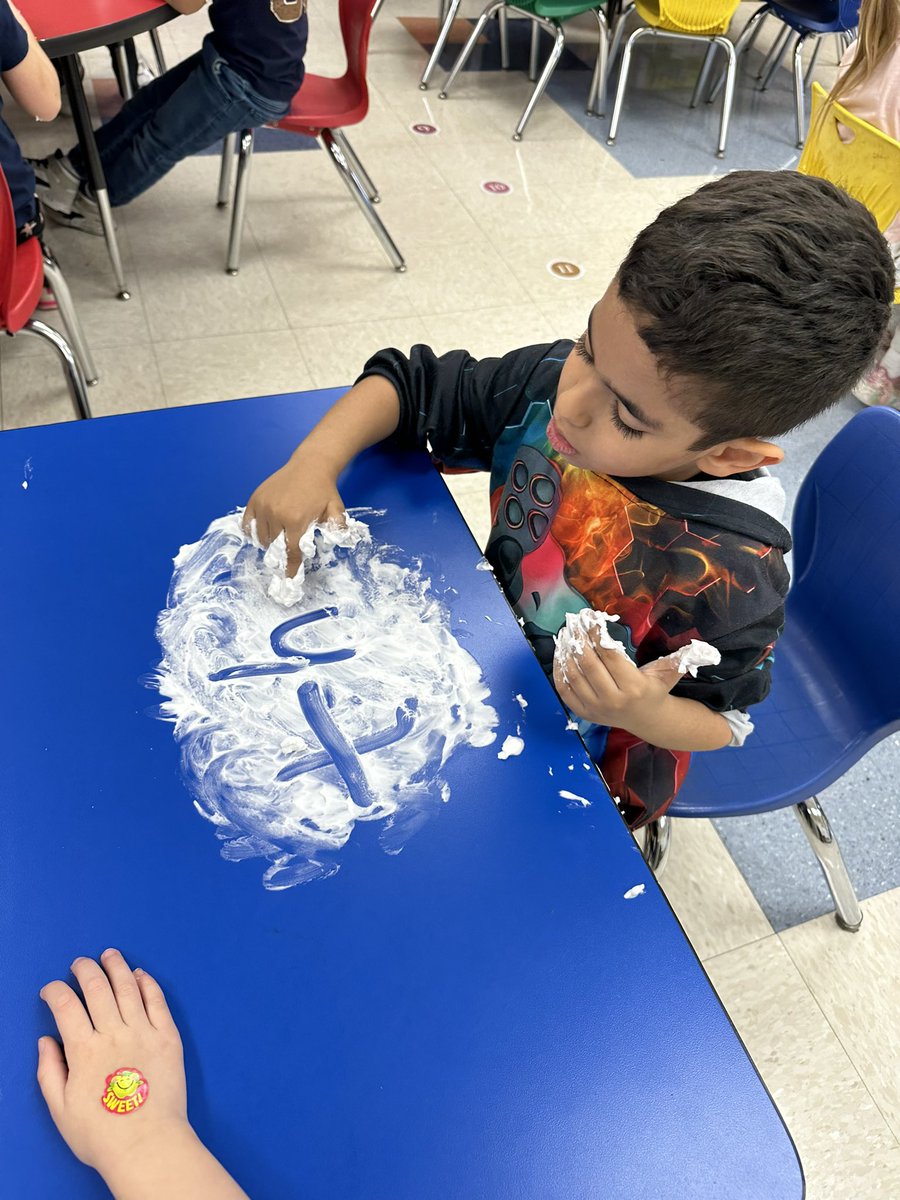 tgenn2601's tweet photo. Writing our letters and sight words in shaving cream is so much fun! #millerob @Millerprin https://t.co/m4sVBaCZ7y