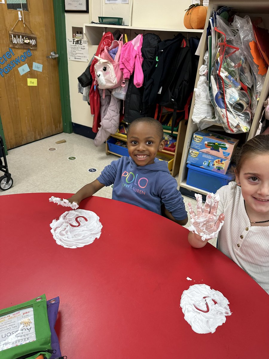 tgenn2601's tweet photo. Writing our letters and sight words in shaving cream is so much fun! #millerob @Millerprin https://t.co/m4sVBaCZ7y