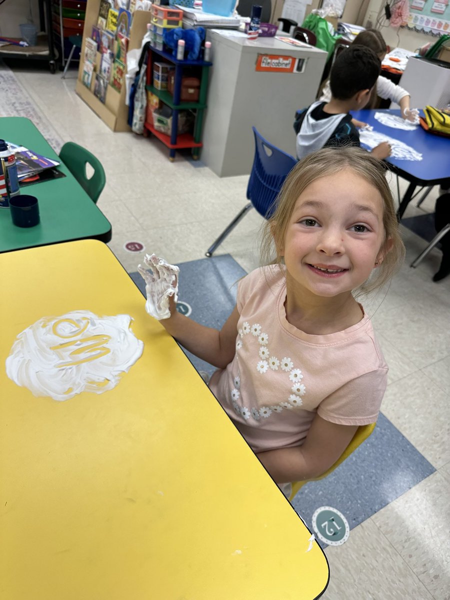 tgenn2601's tweet photo. Writing our letters and sight words in shaving cream is so much fun! #millerob @Millerprin https://t.co/m4sVBaCZ7y