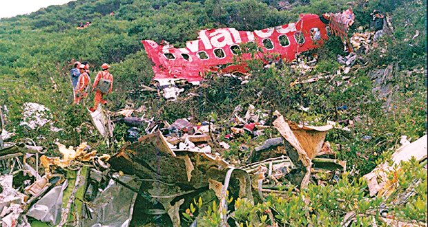 OnDisasters's tweet photo. 🧵#OTD in 1989: Avianca Flight 203, a B-727, is bombed over Bogota (Colombia). All 107 aboard and 3 on the ground die. Attack was ordered by Pablo Escobar to kill presidential candidate César Gaviria Trujillo, who favored a stronger stance against drug traffic. He was not aboard. https://t.co/REqt4n0J3U