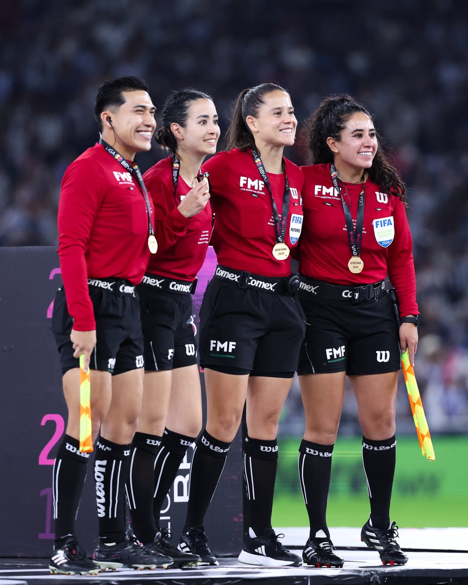 Arbitraje_MX's tweet photo. Te dejamos las #PostalesdelPartido con el gran trabajo de nuestro equipo arbitral en la espectacular Final de la @LigaBBVAFemenil. https://t.co/NdwEQwN5IX