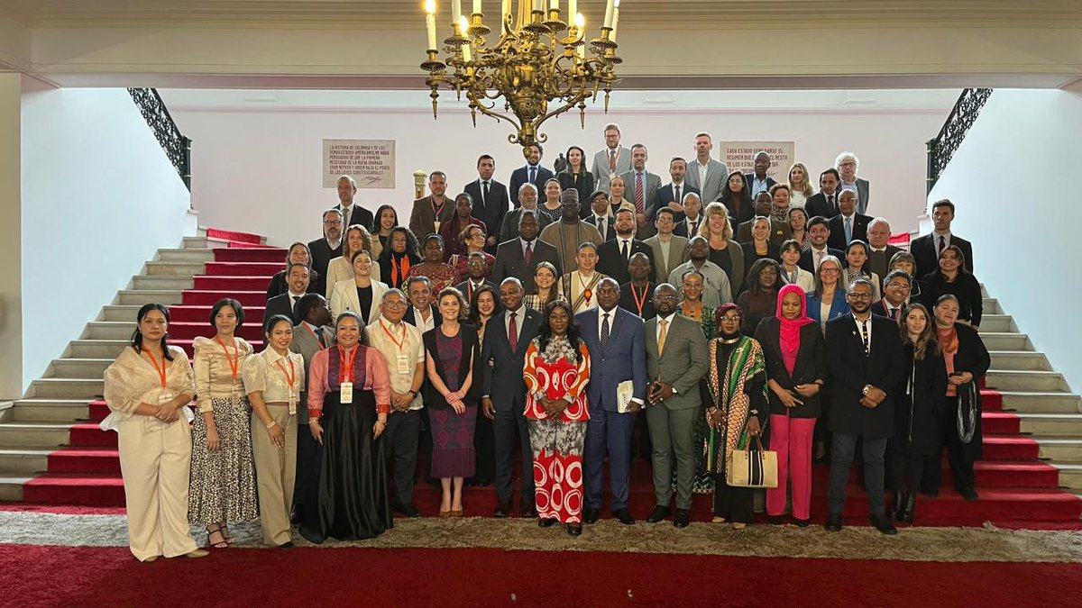 ViceColombia's tweet image. En el marco del octavo aniversario de la Firma del Acuerdo de Paz, celebramos el lanzamiento del Programa de Cooperación Sur-Sur en Construcción de Paz “De Colombia al Mundo” de @APCColombia.

#FirmesConElAcuerdo 🕊️🇨🇴

Sigue, te contamos más 👇🏾