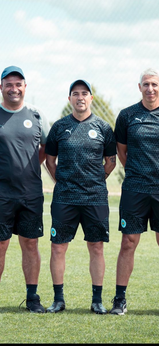 FuentesNico's tweet image. Hace 15 días Raúl Salazar aceptó la propuesta de Pablo Gaglianone para volver a formar la dupla técnica que supo ganar todo en juveniles de Danubio 10 años atrás. 

Hoy consiguieron el ASCENSO DIRECTO. 
Las felicitaciones a Raúl y Pablo. 
#Regate💼🤝🏻