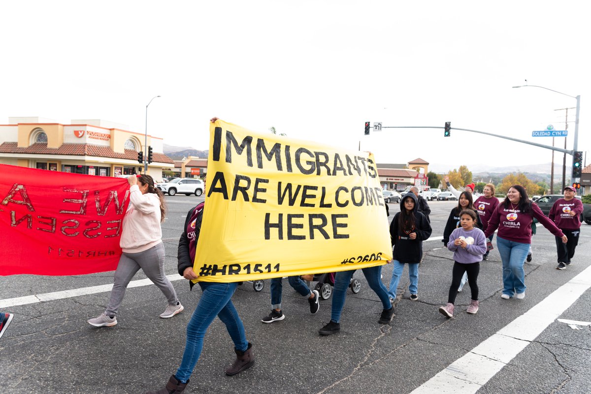 CHIRLA's tweet photo. 📍Santa Clarita
Immigrants deserve justice & dignity! Immigrants are our friends, neighbors, coworkers, healthcare providers, educators, essential workers, & SO much more! ✊🏽
Our nation must invest in our communities, not tear them apart.
#DefyDeportations #MassLegalization https://t.co/5dwLCGhkRJ