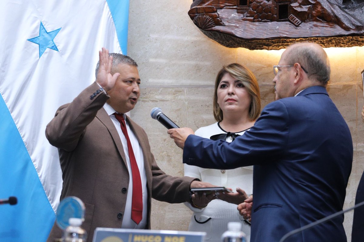 BancadaLibre's tweet photo. El Congreso Nacional juramentó a Emerson Josué Sánchez Pérez como diputado suplente de la congresista @ArmindaUrtecho, representantes del departamento de Olancho. https://t.co/XVsbKqg0Cl