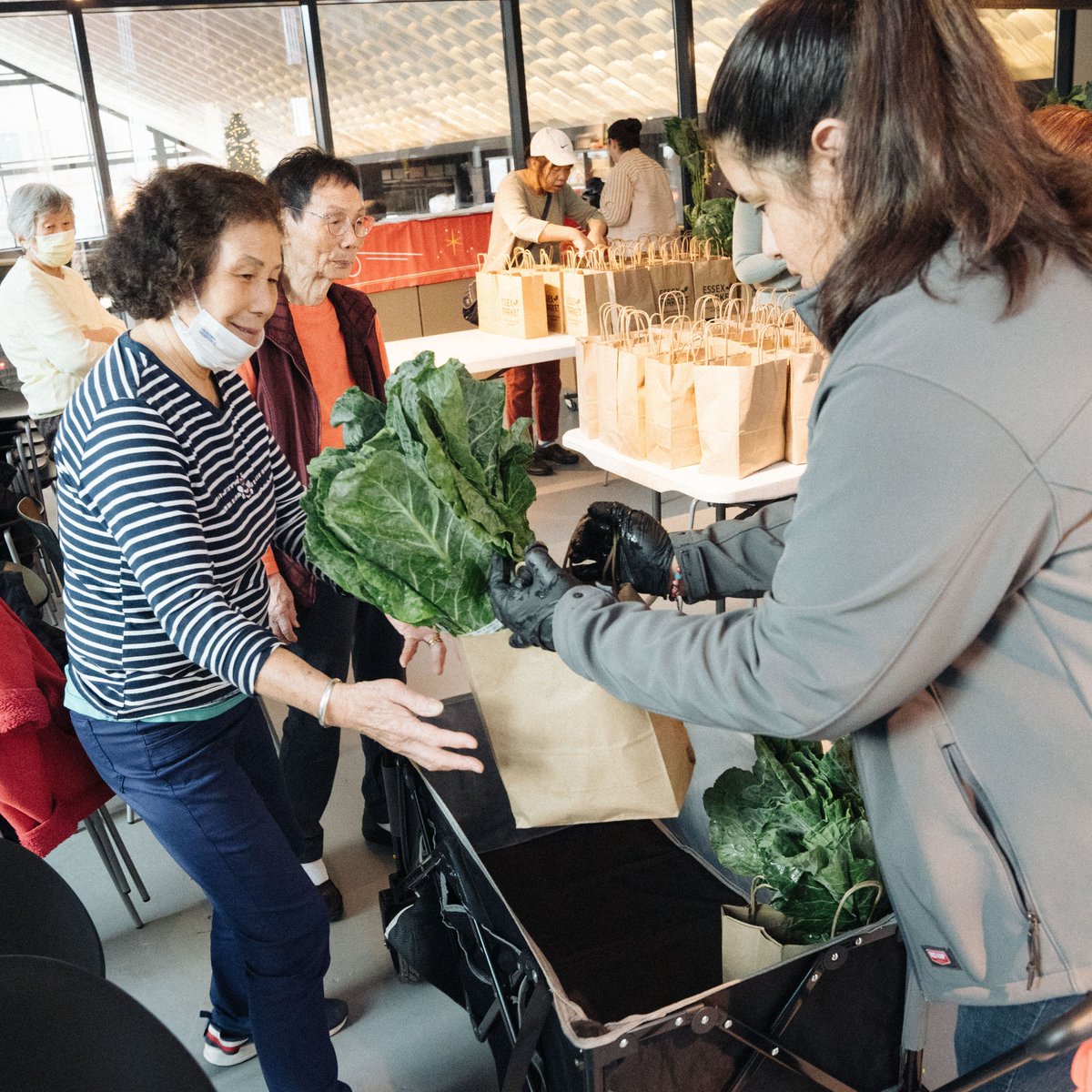 EssexMarket's tweet image. Thanks to @NYCEDC and @lowereastnyc for their help packing grocery bags for our Thanksgiving grocery distribution! We were able to give away 100 bags of groceries to make sure our community has food for Thanksgiving.

#NYCPublicMarket #EssexMarket #CommunityFridge