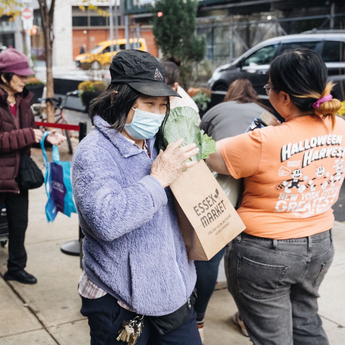 EssexMarket's tweet image. Thanks to @NYCEDC and @lowereastnyc for their help packing grocery bags for our Thanksgiving grocery distribution! We were able to give away 100 bags of groceries to make sure our community has food for Thanksgiving.

#NYCPublicMarket #EssexMarket #CommunityFridge
