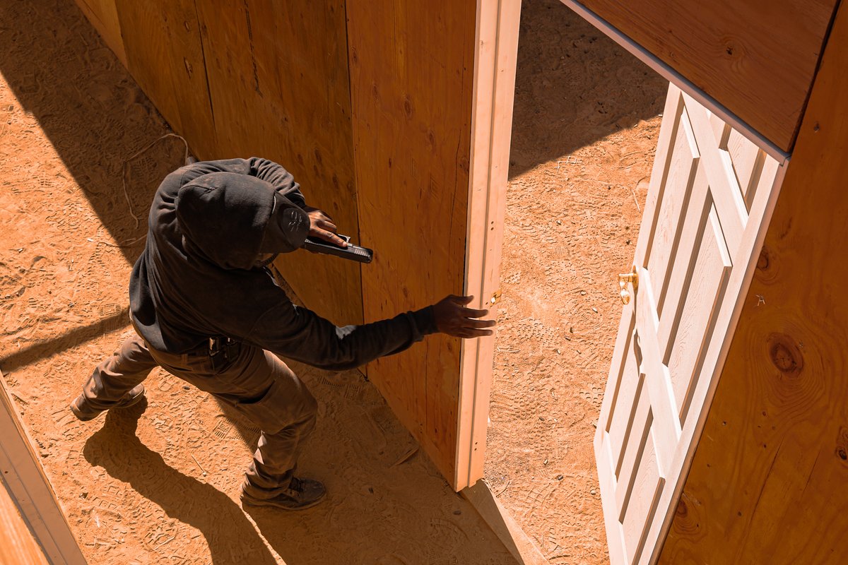 PWATraining's tweet image. 💥 Everyone thinks they're ready—until the pressure hits! At Pacific West Academy, we train skills with Force-on-Force scenarios simulating real-world situations. Ready for the challenge? 🔥 #PressureTested #ForceOnForce #ExecutiveProtection #TrainHardFightEasy #PWAFamily