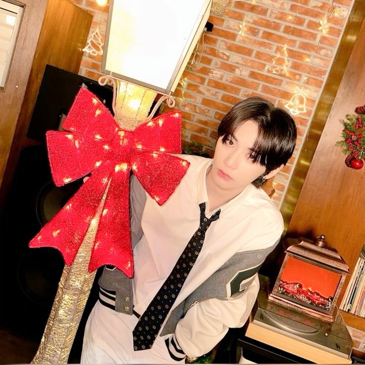 au #gongfourz | All I Want for Christmas is Taesan?🎄

Leehan habia esperado todo el año para poder ir con Riwoo a la fiesta de navidad, pararse bajo el muerdago y por fin confesar sus sentimientos. Pero, qué pasara cuando termine bajo el muerdago con el chico emo de su escuela?