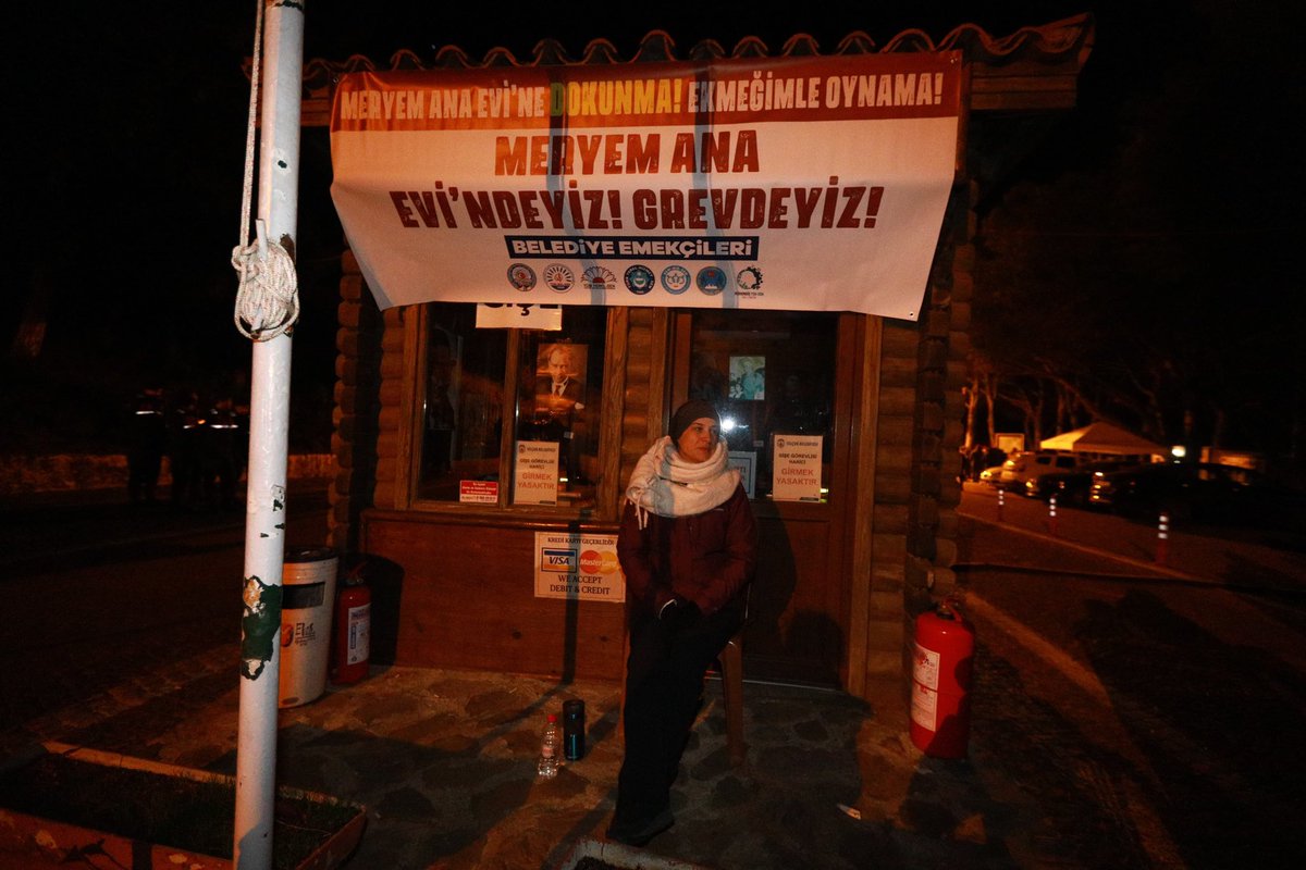 filizceritoglu's tweet photo. Tek başıma kalsamda demiştim. 
Gece yarısı saat 3.15 te, nöbette baskın!
Bu kadar jandarma aracını, jandarmayı bir arada görebileceğimi hiç düşünmemiştim. Tüm İzmir’den bir alay… Ve tüm Orman ve Milli Parklar Genel Müdürlüğü burada sanırım. 
#devletvicdanıdevletaklı https://t.co/Gs94D5mo1h