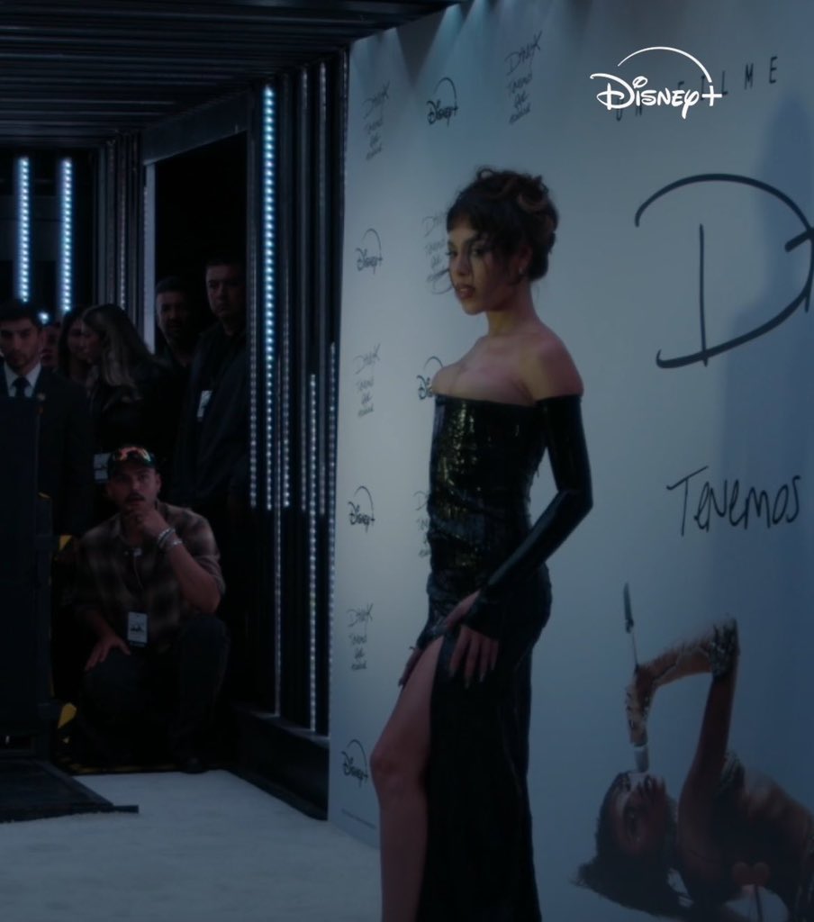 DANNA_Today's tweet photo. En la premiere de su documental, DANNA abrió la alfombra con un outfit negro expresando la oscuridad de “CHILDSTAR” y cerró pasando nuevamente por la alfombra con un outfit blanco, dándole la bienvenida a su nueva era luminosa https://t.co/rxZ9r8I78v