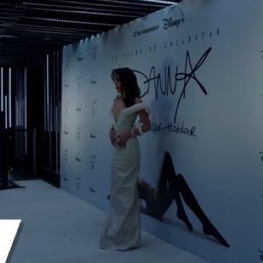 En la premiere de su documental, DANNA abrió la alfombra con un outfit negro expresando la oscuridad de “CHILDSTAR” y cerró pasando nuevamente por la alfombra con un outfit blanco, dándole la bienvenida a su nueva era luminosa