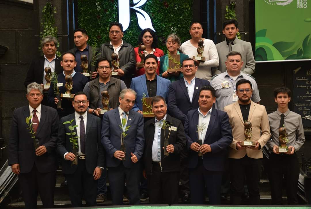 HSanchezOficial's tweet photo. Celebramos el talento, la creatividad y el compromiso social  en la ceremonia de entrega de los premios "Kamay 2024".
Felicito a los galardonados por su esfuerzo y dedicación,  son un  ejemplo a seguir. https://t.co/dsCzhYuF0k