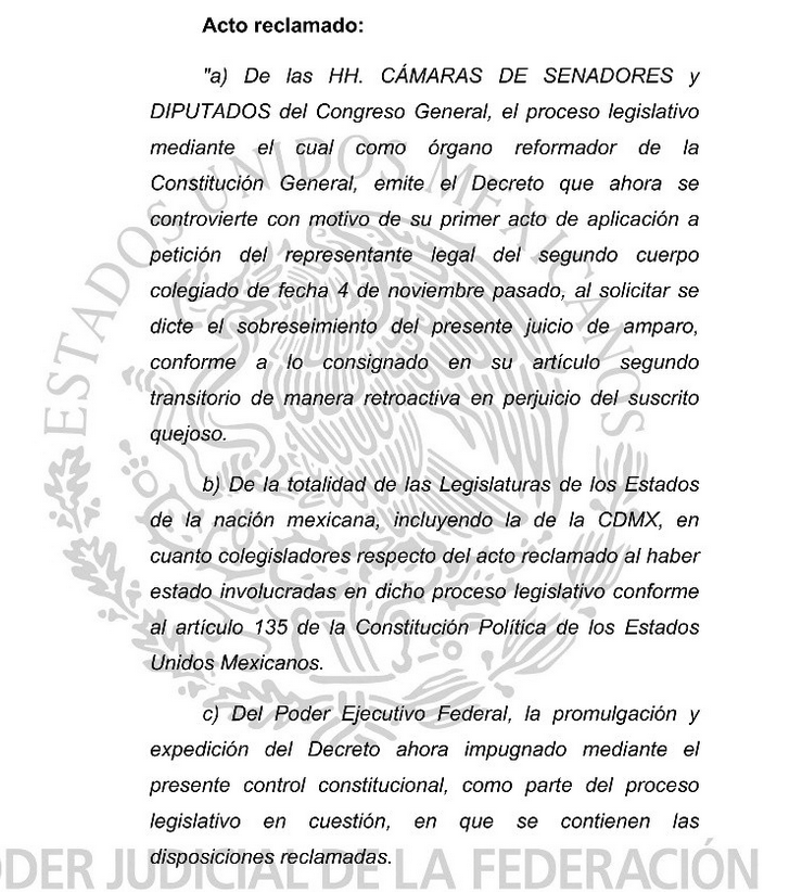 j_olar's tweet photo. JUEZ DE MICHOACÁN SUSPENDE EL DECRETO DE LA REFORMA DE SUPREMACÍA CONSTITUCIONAL.

En el Incidente de Suspensión 920/2024 del Juzgado Cuarto de Distrito en el Estado de Michoacán, se dictó un acuerdo el día de ayer, en el que se suspende la conocida reforma de supremacía constitucional, aprobada hace algunas semanas. Según el acuerdo difundido, el quejoso reclamó -entre otras cosas-:

Señala el acuerdo que los requisitos para la concesión de la suspensión se encuentran colmados y que el Decreto de reforma constitucional es una norma general susceptible de ser suspendida, en virtud de que "deben catalogarse desde el punto de vista formal y material como ley". 

En otra sección del amparo, señala que el solo hecho de que una persona sea abogada postulante es suficiente para considerar que el quejoso puede tener interés jurídico, pues si es abogado, tiene derecho a la independencia judicial; veamos: 

Finalmente, la resolución solo determina conceder al quejoso la suspensión para que no se le aplique el decreto reclamado, pero no tiene efectos generales. 

Fuente: https://t.co/EkyMFa2euz