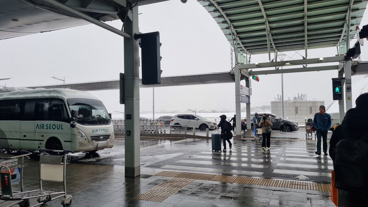 #여행은못가도기분만이라도 
인천공항 1터미널 3층출국장 
눈 내리는 공항
한가합니다
24.11.27.수
오전9시21분