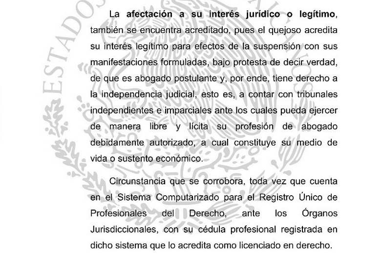 j_olar's tweet photo. JUEZ DE MICHOACÁN SUSPENDE EL DECRETO DE LA REFORMA DE SUPREMACÍA CONSTITUCIONAL.

En el Incidente de Suspensión 920/2024 del Juzgado Cuarto de Distrito en el Estado de Michoacán, se dictó un acuerdo el día de ayer, en el que se suspende la conocida reforma de supremacía constitucional, aprobada hace algunas semanas. Según el acuerdo difundido, el quejoso reclamó -entre otras cosas-:

Señala el acuerdo que los requisitos para la concesión de la suspensión se encuentran colmados y que el Decreto de reforma constitucional es una norma general susceptible de ser suspendida, en virtud de que "deben catalogarse desde el punto de vista formal y material como ley". 

En otra sección del amparo, señala que el solo hecho de que una persona sea abogada postulante es suficiente para considerar que el quejoso puede tener interés jurídico, pues si es abogado, tiene derecho a la independencia judicial; veamos: 

Finalmente, la resolución solo determina conceder al quejoso la suspensión para que no se le aplique el decreto reclamado, pero no tiene efectos generales. 

Fuente: https://t.co/EkyMFa2euz