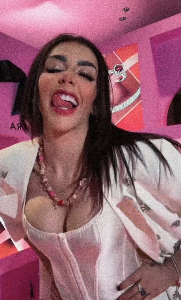 Morgan_Pindter's tweet photo. Que nunca se pierda la bonita costumbre de esa pose 👅

KARIME X PANDORA

#KarimePindter #PandoraSquad24 #FromThailandWithLove #PandoraTakesThailand https://t.co/TcSzFeWSUx