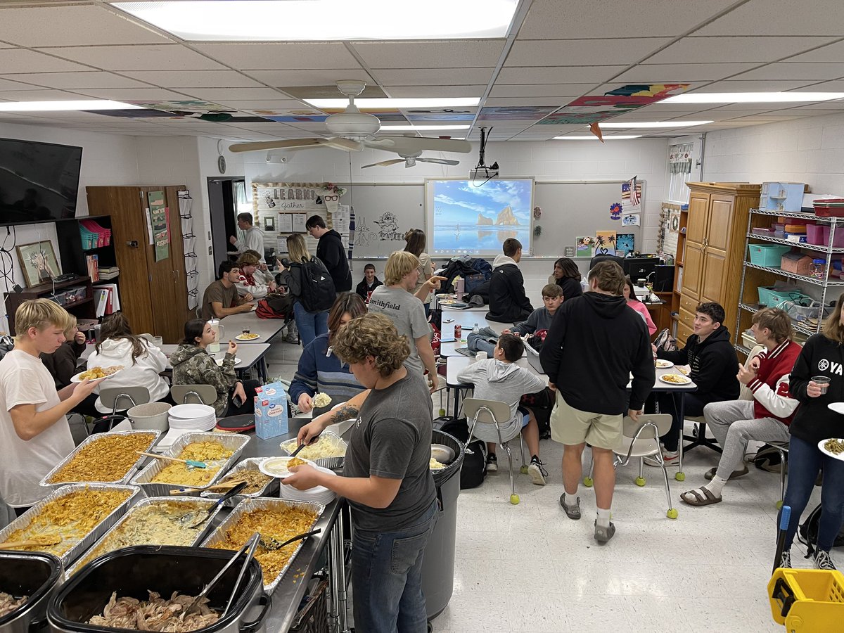 The Ag Leadership class and Mrs. Christiansen's Advanced Foods class partnered together to create a "Friendsgiving" for members of the Archie FFA, the Advanced Foods class. Students prepped foods earlier this week and cooked them today