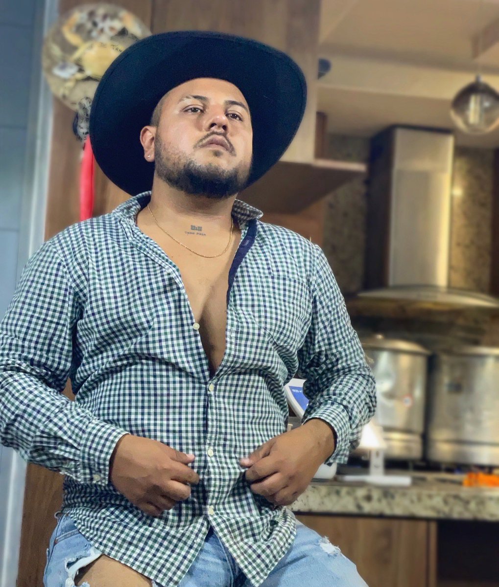 ericksgarsa's tweet photo. Tú vaquero barbón🖤. https://t.co/zp1QEUa0CN