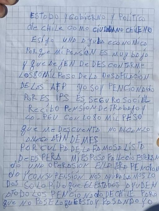 PiensaPrensa's tweet photo. Adulto mayor se intentó quemar a lo bonzo en oficina de ChileAtiende.
El hecho ocurrió la mañana de este martes cuando el pensionado ingresó al baño del recinto con un recipiente con líquido inflamable, aparentemente bencina, en un intento de protesta por su descontento con las bajas pensiones y las largas listas de espera en el sistema de salud.

Según denunció, la muerte de su esposa, quien falleció mientras esperaba una intervención quirúrgica, fue una de las razones que lo motivaron a realizar este acto.

Personal de Chile Atiende alertó a Carabineros, quienes llegaron al lugar y lograron contener al hombre, evitando que encendiera el líquido inflamable.

Durante el procedimiento, los oficiales encontraron una carta en la que el adulto mayor expuso su situación económica, su frustración con el sistema de pensiones y las listas de espera. En el escrito, dirigido al Estado y al Gobierno de Chile, solicitaba una ayuda económica debido a la baja pensión que recibe y las dificultades que enfrenta para llegar a fin de mes.