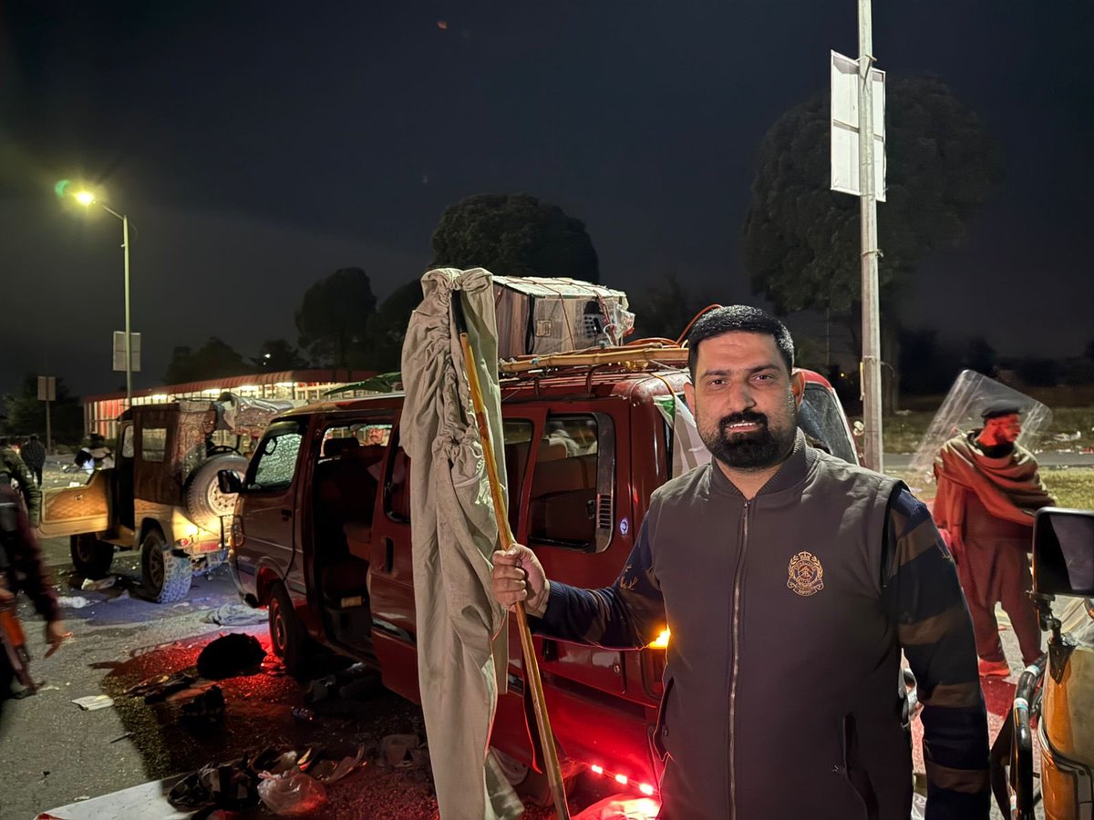 ڈی چوک میں شلوا رہے ہیں لٹکانے والے اس بار شلواریں چھوڑ کر غائب
#احتجاج_سے_انقلاب_تک